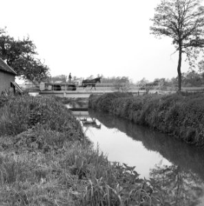 Graven en verbeteren van kanalen, aanleggen bruggen, bruggen, oude ijssel, keize, Bestanddeelnr 160-0832