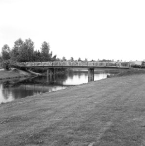 Graven en verbeteren van kanalen, aanleggen bruggen, bruggen, Bestanddeelnr 160-0784