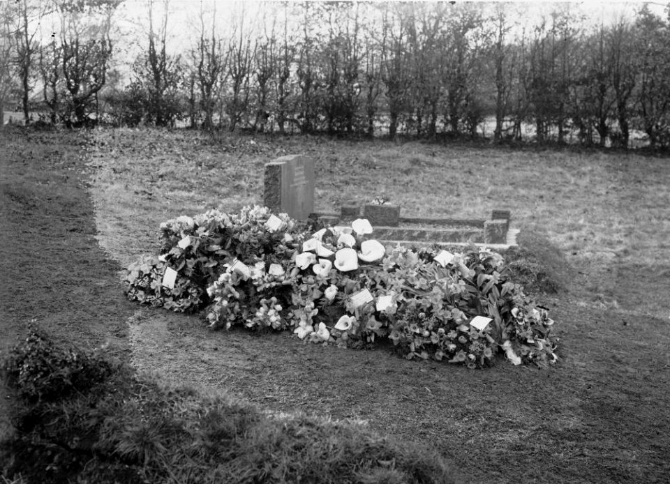 Grave with funeral flowers (1293964)