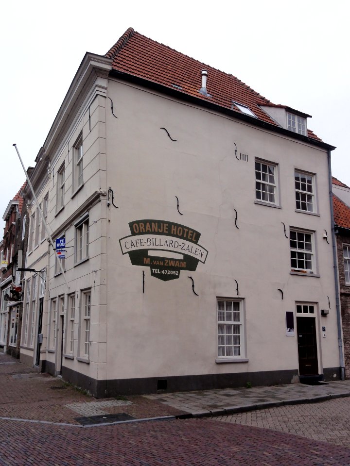 Grave Rijksmonument 17219 Oliestraat hoek Brugstraat 8-10