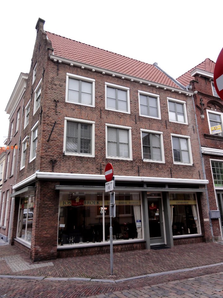 Grave Rijksmonument 17217 Brugstraat 2
