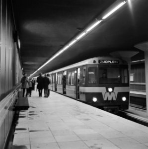 Gratis in metro in Rotterdam. Drukte op het Beursstation. Oefening bij de kaartj, Bestanddeelnr 920-9636