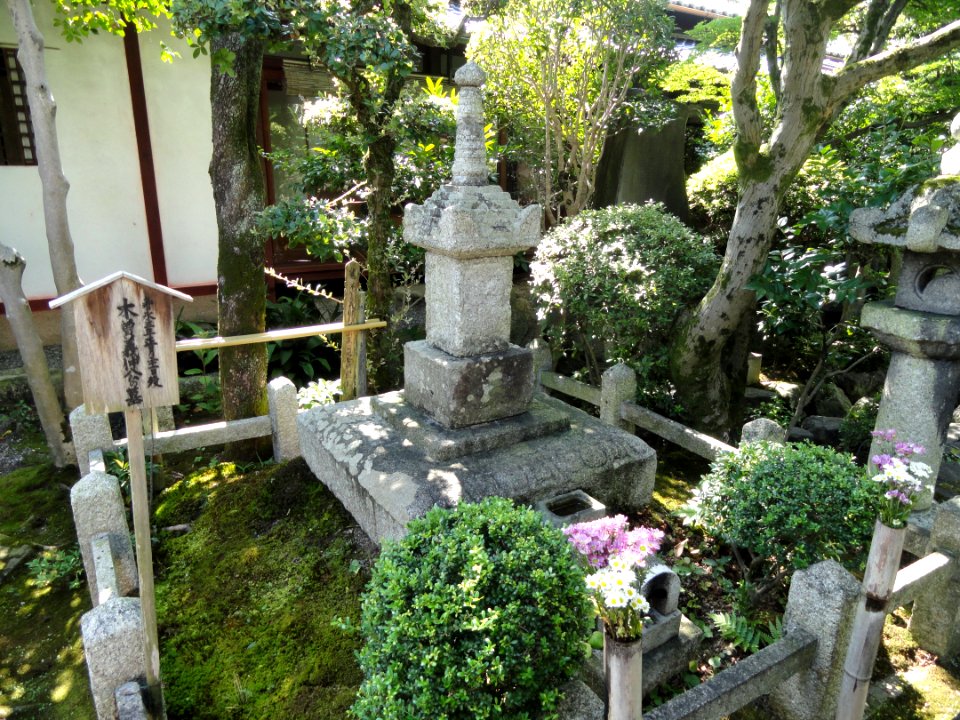 Grave of Minamoto no Yoshinaka - Gichuji - Otsu, Shiga - DSC06821