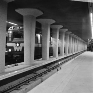 Gratis in metro in Rotterdam. Drukte op het Beursstation. Oefening bij de kaartj, Bestanddeelnr 920-9635