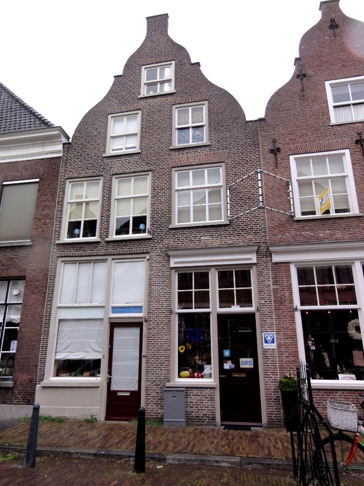 Grave Rijksmonument 17297 Rogstraat 13-15