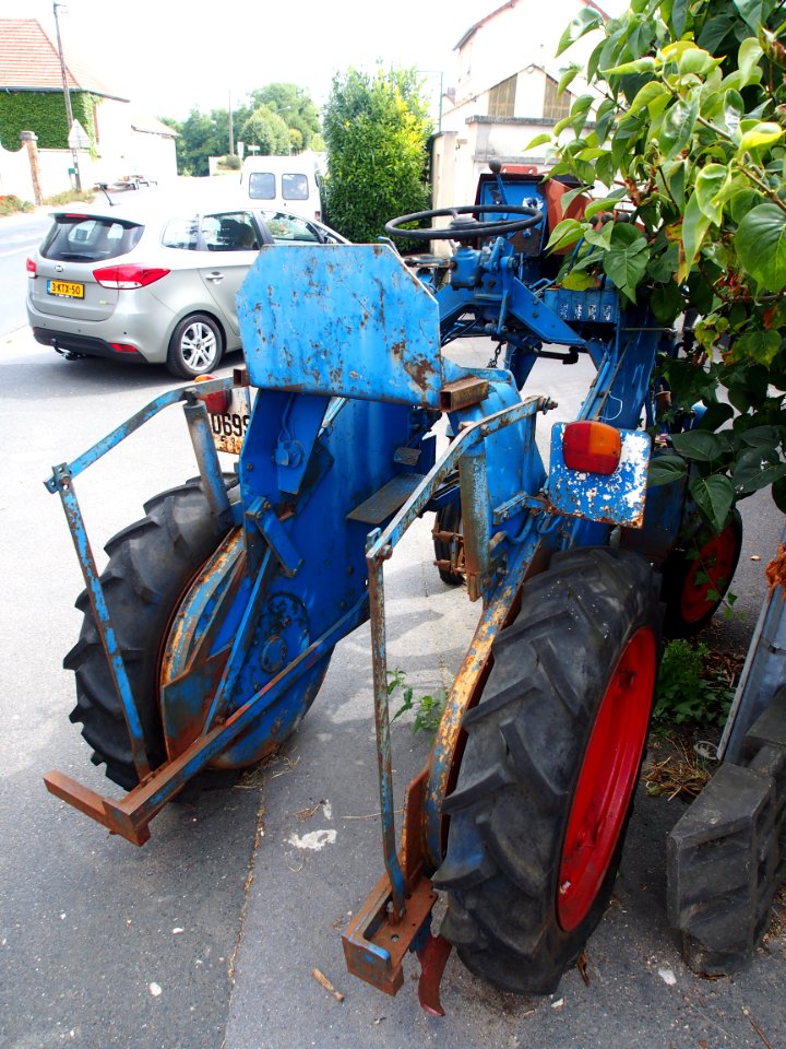 Grape-vine tractor pic-006