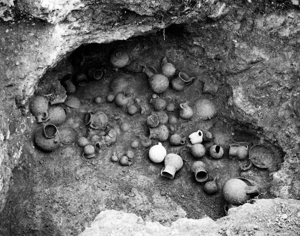 Grav 702, interiör med fynd in situ. Lapithos - SMVK - C00962