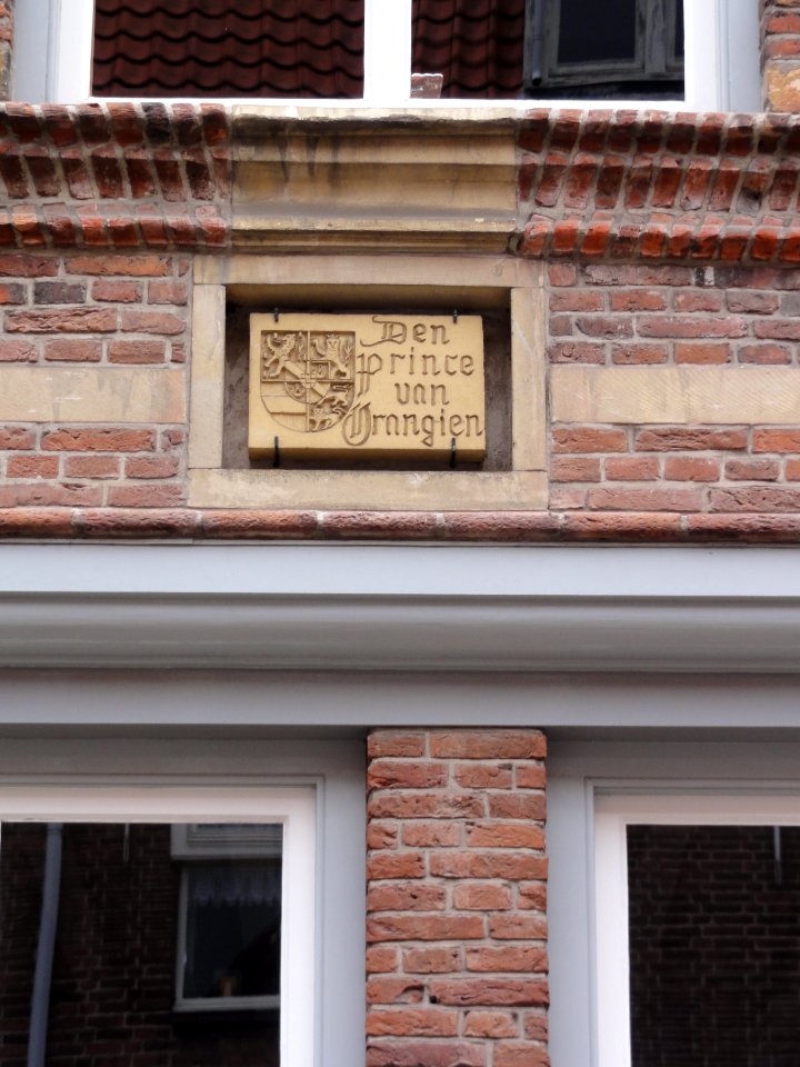 Grave Rijksmonument 17290 Oliestraat 6 gevelsteen