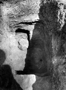 Grav 7, exteriör. Kountoura Trachonia - SMVK - C01782