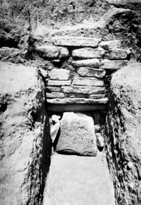 Grav 24, dromos med dörrsten in situ. Amathus. Agios Tychos - SMVK - C02312