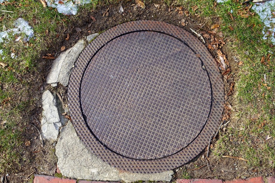 Grid in diamond ring - streethole cover - Cambridge, MA - DSC02615