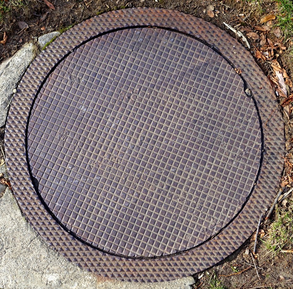 Grid disk in diamond ring - manhole cover - Harvard University - Cambridge, MA - DSC02616