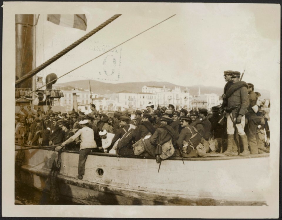 Greeks who fought the Bulgars at Serres arriving at Salonica., Bestanddeelnr 158-2193