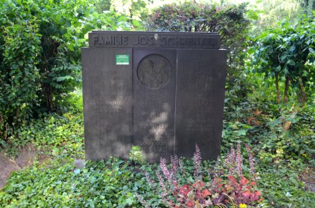 Griesheim, Friedhof, Grab F 182-183 Schrenker