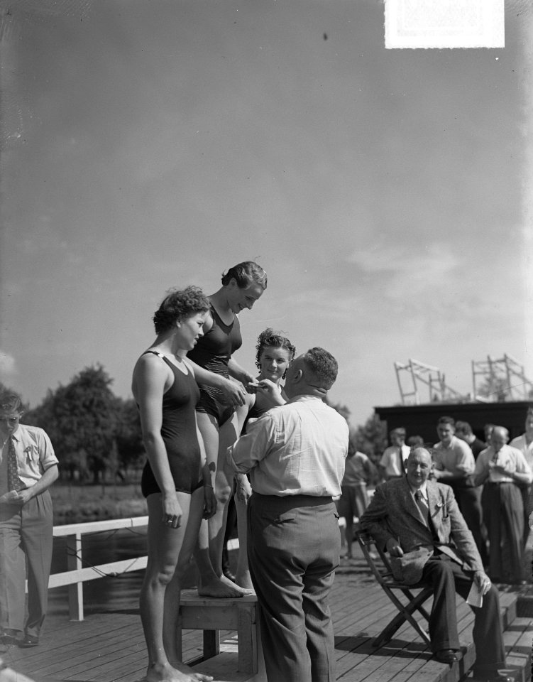 Grietje Wielema op platform 100 meter rug dames, Bestanddeelnr 904-1140