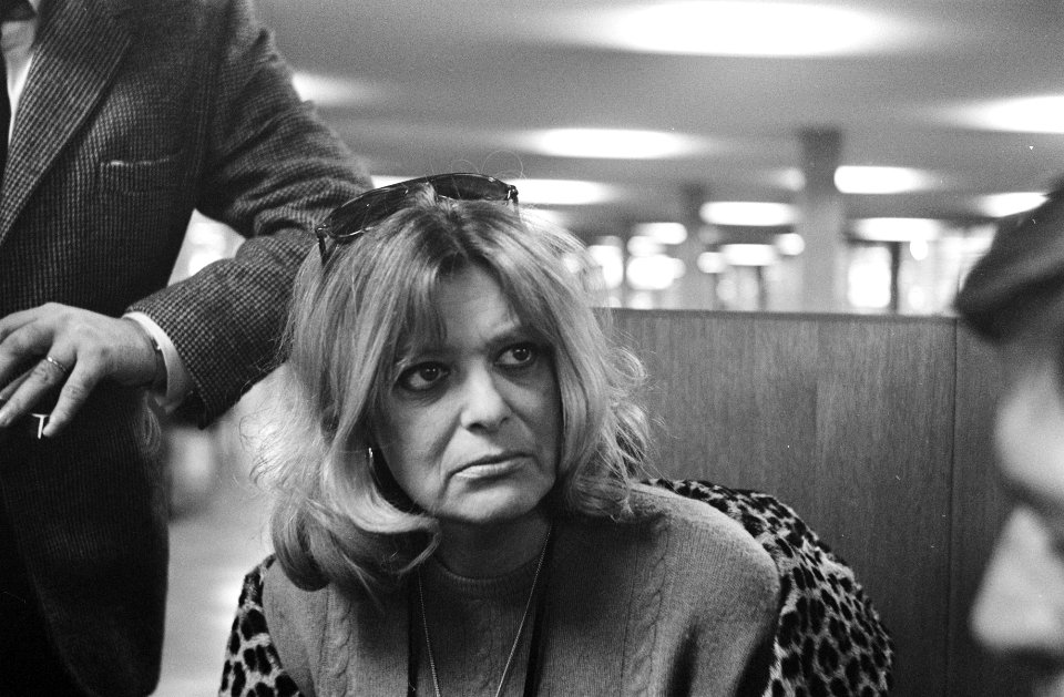 Griekse actrice Melina Mercouri arriveert op Schiphol zij zal een demonstratieve, Bestanddeelnr 922-3130