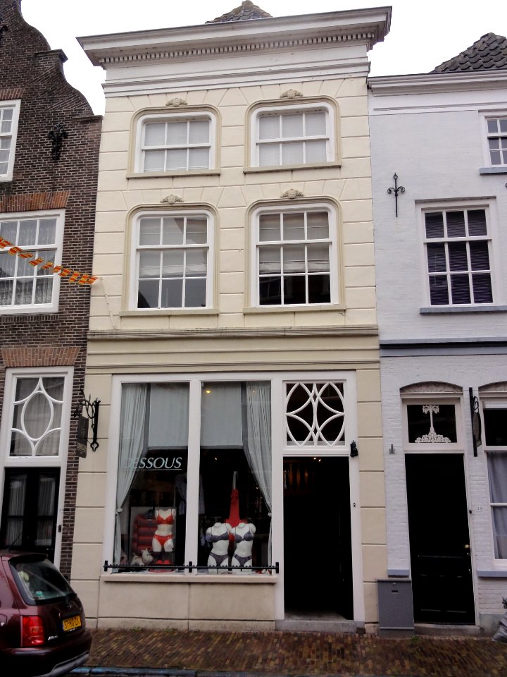 Grave Rijksmonument 17304 Rogstraat 35