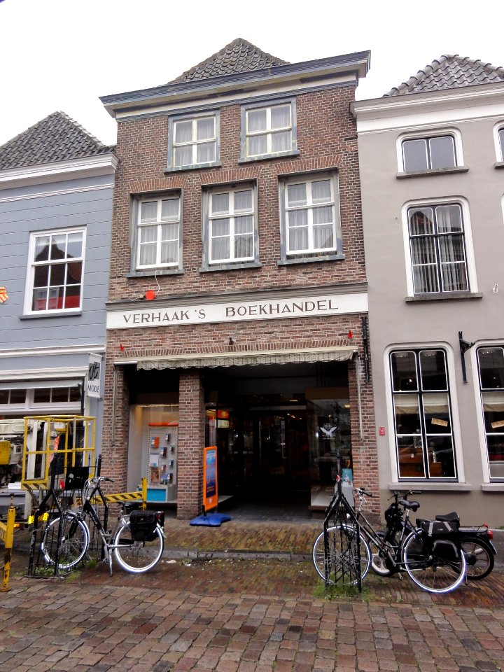 Grave Rijksmonument 17301 Rogstraat 23