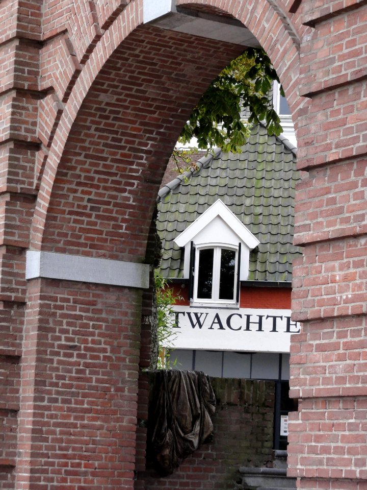 Grave Rijksmonument 17268 Maaskade 14 poortwachtershuis (en poort)