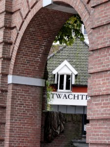 Grave Rijksmonument 17268 Maaskade 14 poortwachtershuis (en poort)