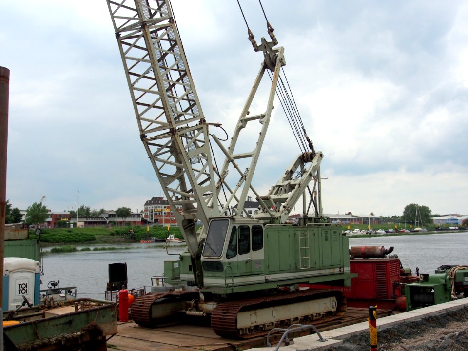 Green Weserhutte crane on a barge in Bremen pic1