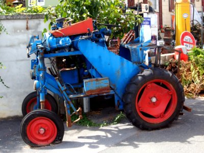 Grape-vine tractor pic-001