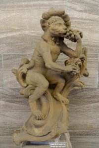 Grape-guzzling ape, by Joseph Bonaventura Mutschele, Nuremberg, c. 1762, sandstone - Germanisches Nationalmuseum - Nuremberg, Germany - DSC02753
