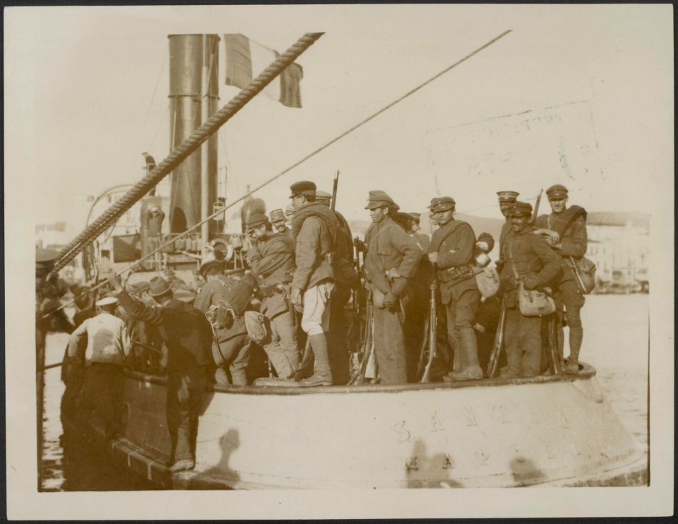 Greeks who fought the Bulgars at Serres arriving at Salonica, Bestanddeelnr 158-2395