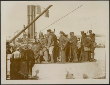 Greeks who fought the Bulgars at Serres arriving at Salonica, Bestanddeelnr 158-2395
