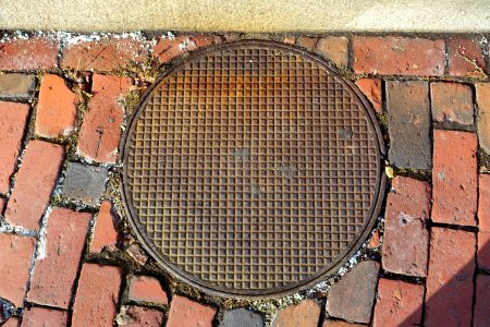 Grid street hole cover - Beacon Hill - Boston, MA - DSC02291