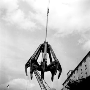 Grijper van een kraan in de haven van Bazel-Kleinhüningen, Bestanddeelnr 254-1289