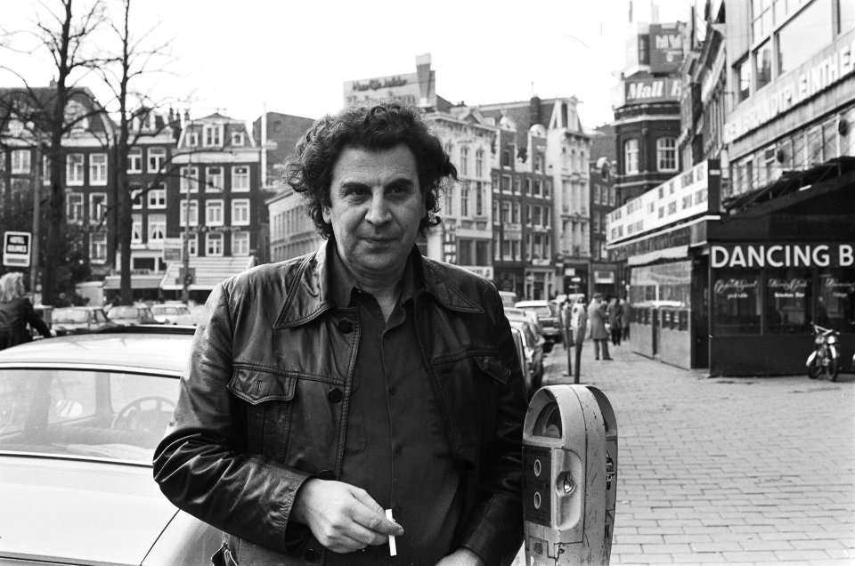 Griekse componistdirigent (in Amsterdam) Mikis Theodorakis op Rembrandtplein, Bestanddeelnr 929-5497