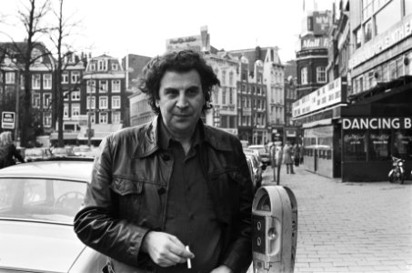 Griekse componistdirigent (in Amsterdam) Mikis Theodorakis op Rembrandtplein, Bestanddeelnr 929-5497