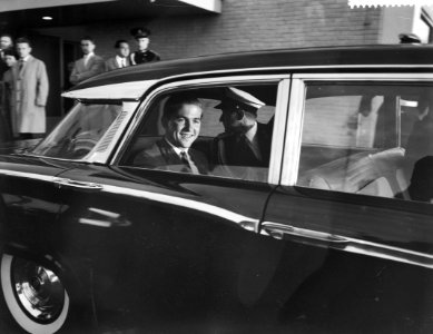 Griekse Kroonprins Constantijn in Nederland, in auto, Bestanddeelnr 911-3848