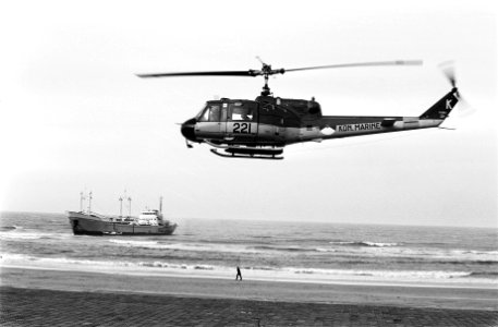 Griekse kustvaarder Parimar in brand op strand bij Scheveningen helicopter bove, Bestanddeelnr 927-6566