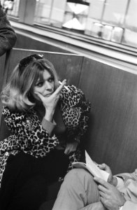 Griekse actrice Melina Mercouri arriveert op Schiphol zij zal een demonstratieve, Bestanddeelnr 922-3129