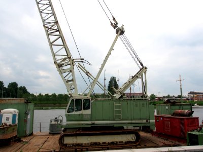 Green Weserhutte crane on a barge in Bremen pic2