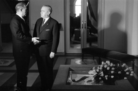 Griekse Minister-President bezoeken gebracht aan voorzitt Eerste en Tweede Kamer, Bestanddeelnr 914-8834