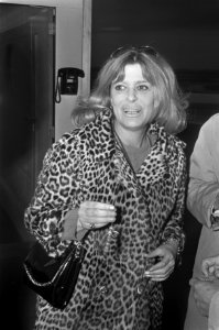 Griekse actrice Melina Mercouri arriveert op Schiphol zij zal een demonstratieve, Bestanddeelnr 922-3127