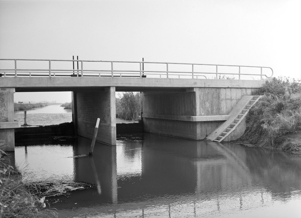 Graven en verbeteren van kanalen, aanleggen bruggen, stuwbruggen, Maas en Waal, Bestanddeelnr 160-0636