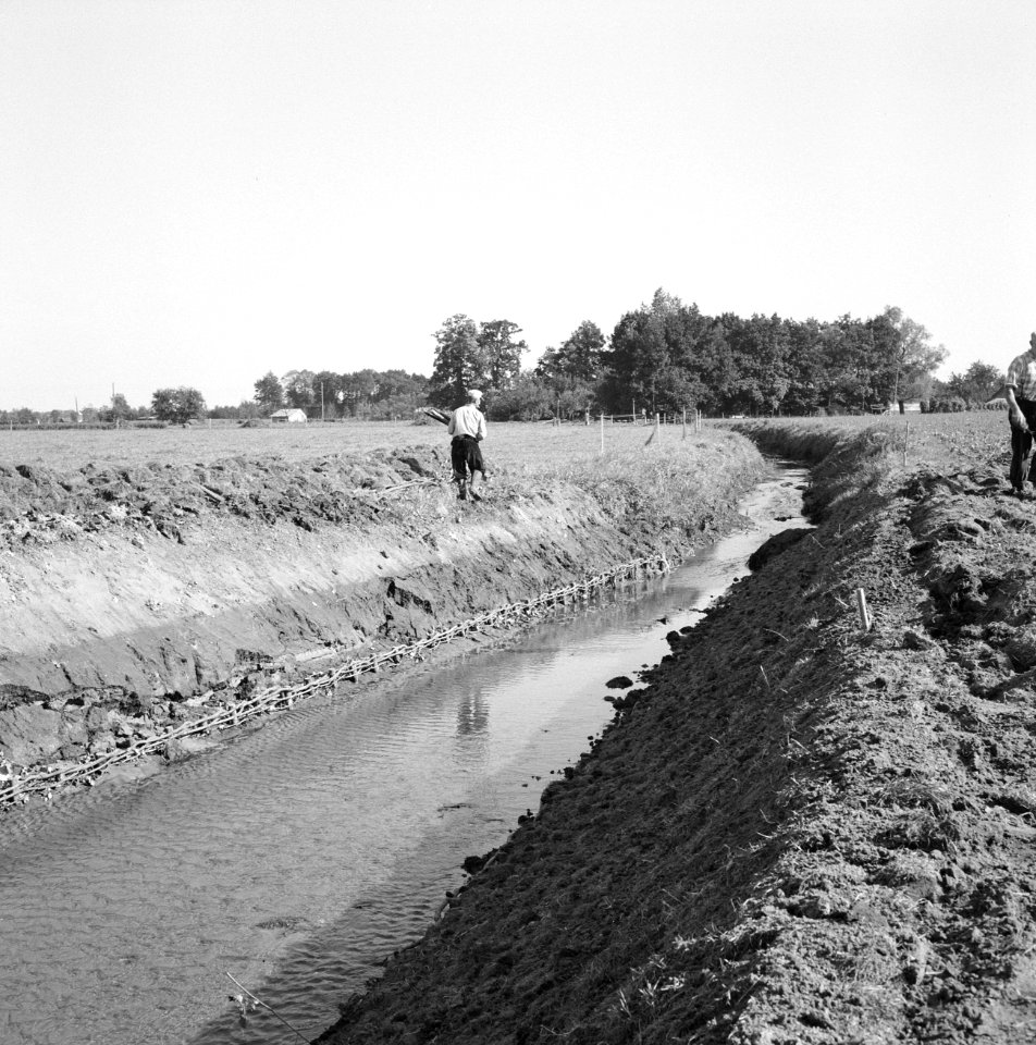 Graven en verbeteren van kanalen, aanleggen bruggen, water, barneveldse beek, gr, Bestanddeelnr 160-0748
