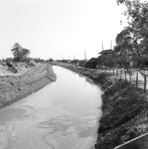 Graven en verbeteren van kanalen, aanleggen bruggen, water, barneveldse beek, Bestanddeelnr 160-0741