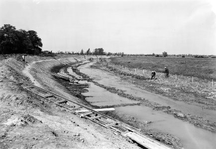 Graven en verbeteren van kanalen, aanleggen bruggen, verbredingen, talud, grift, Bestanddeelnr 160-0604