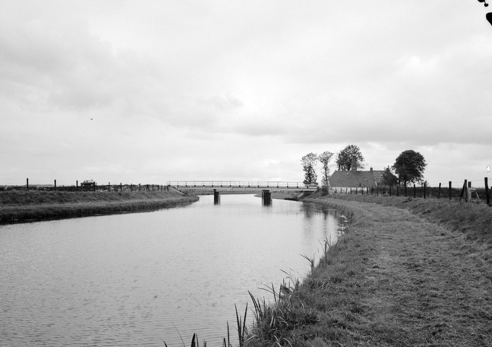 Graven en verbeteren van kanalen, aanleggen bruggen, waterschappen, bruggen, oos, Bestanddeelnr 160-0754