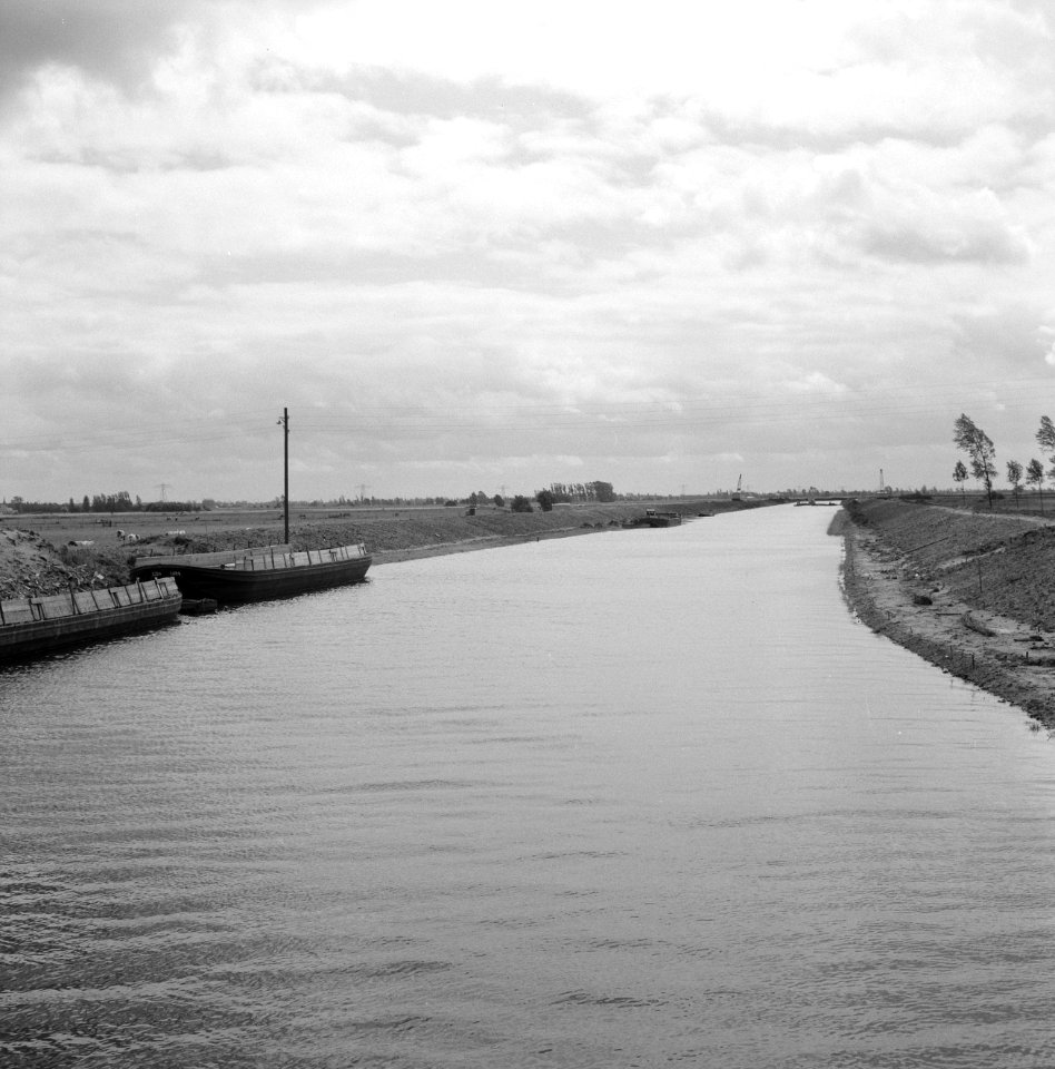 Graven en verbeteren van kanalen, aanleggen bruggen, waterschappen, salland, soe, Bestanddeelnr 160-0819