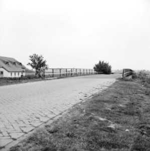 Graven en verbeteren van kanalen, aanleggen bruggen, bruggen, waterschappen, oos, Bestanddeelnr 160-0821