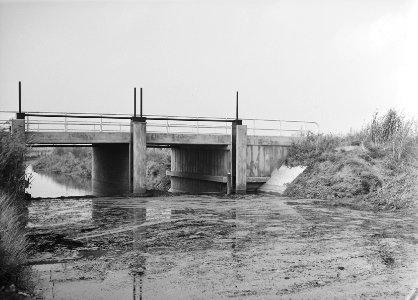 Graven en verbeteren van kanalen, aanleggen bruggen, stuwbruggen, Maas en Waal, Bestanddeelnr 160-0637