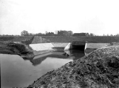 Graven en verbeteren van kanalen, aanleggen bruggen, oelerbeek, Bestanddeelnr 160-0580