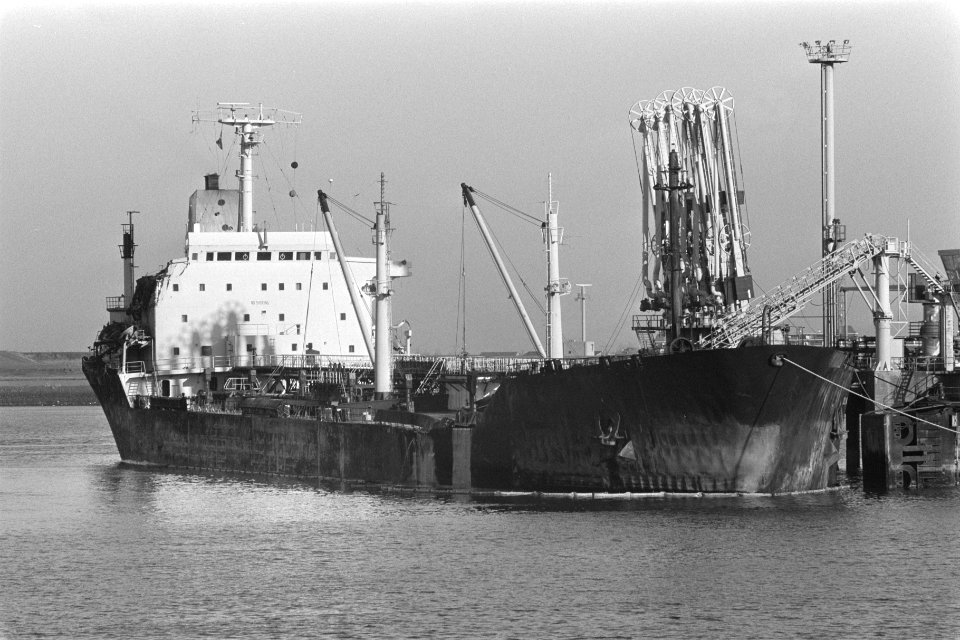 Griekse tanker Olympic Dream na brand in petroleumhaven Rotterdam, Bestanddeelnr 933-8747