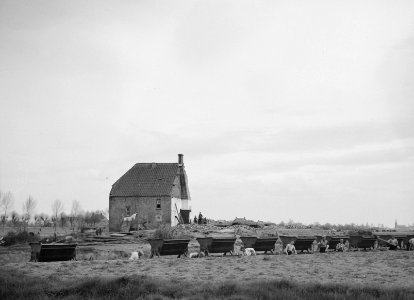Graven en verbeteren van kanalen, aanleggen bruggen, kipkarren, Bestanddeelnr 253-6672